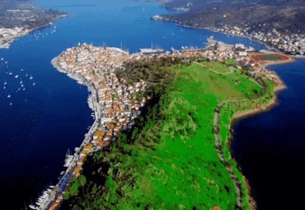 Остров Порос — набережная и море