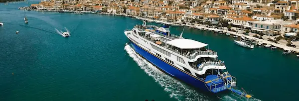 Трёхпалубный круизный лайнер