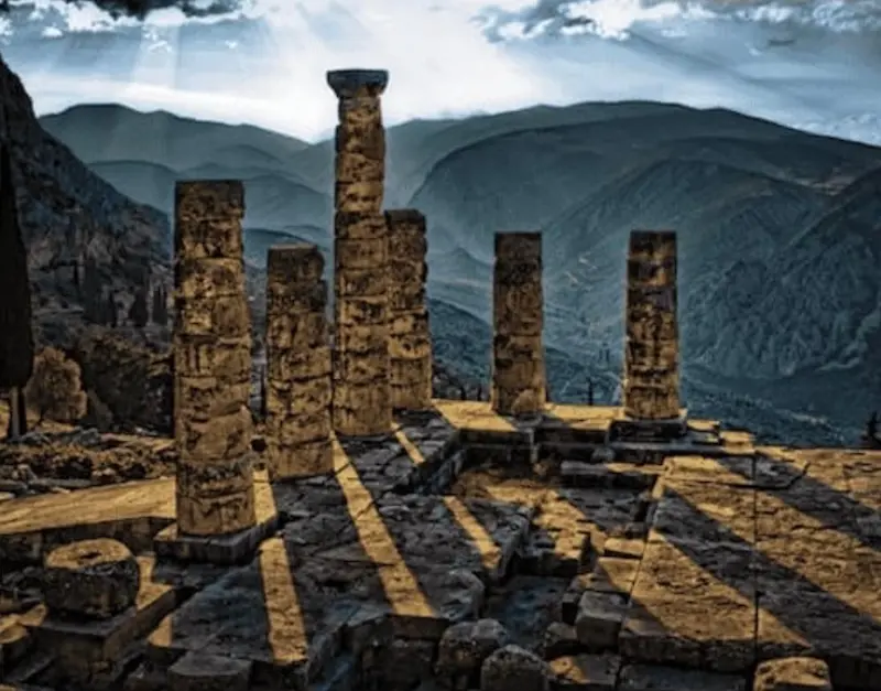 Омфалос — пуп земли в Дельфах