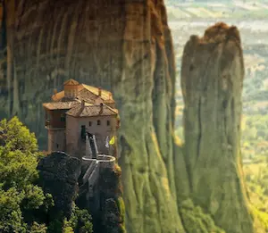 Монастыри Метеоры на скальных столбах в Греции