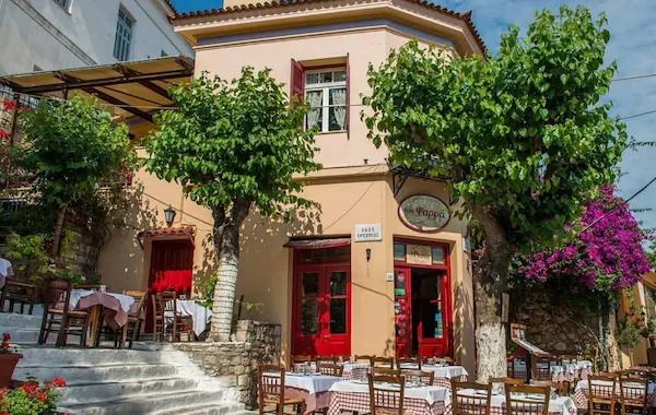 The Old Tavern of Psarras — легендарная таверна в Плаке